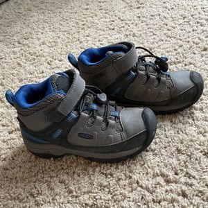 Kids hiking boots